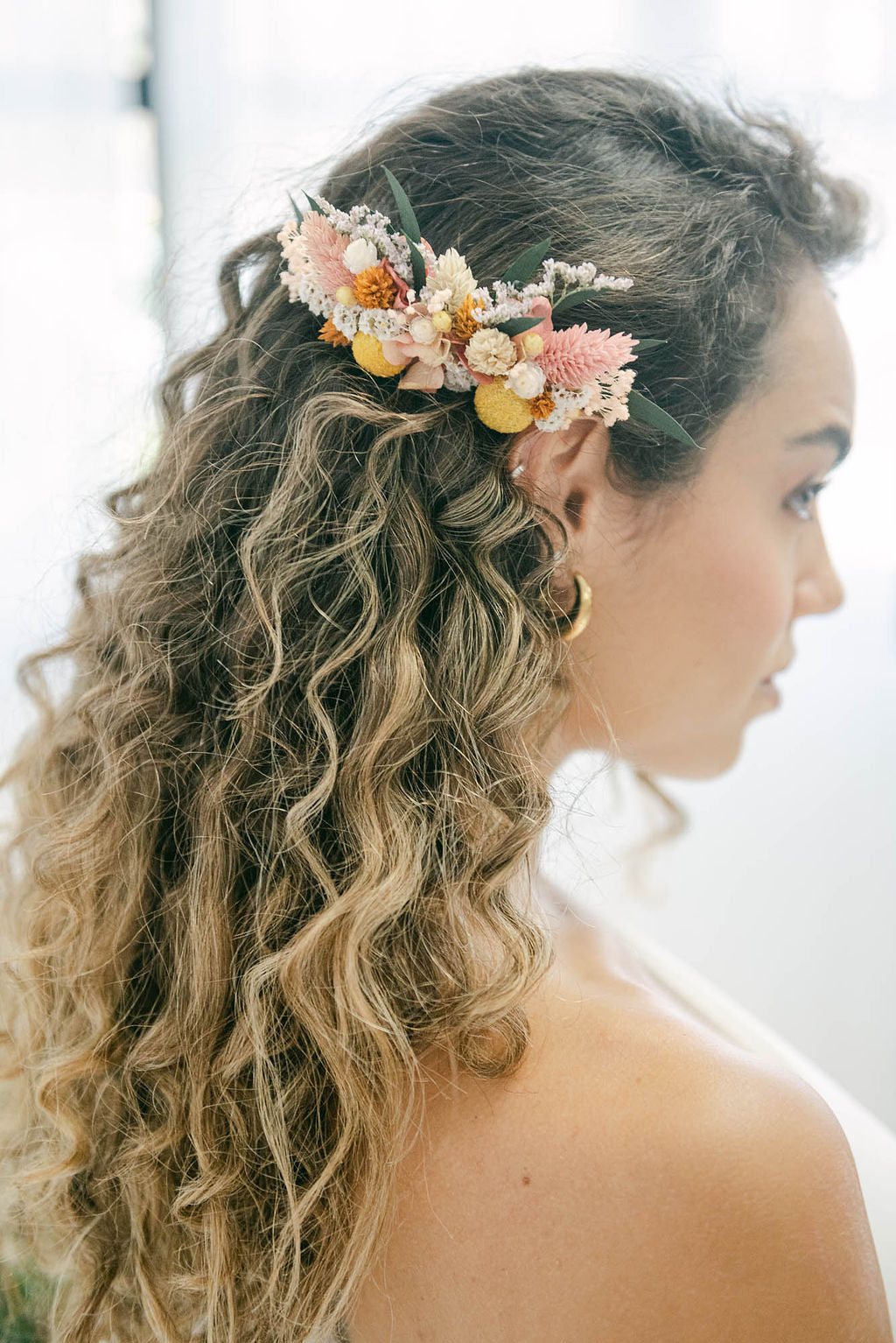 Tocado floral para novia con flores preservadas | Peina boho