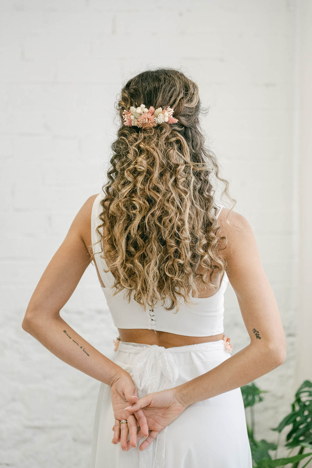 Tocado floral para novia con flores preservadas | Peina boho