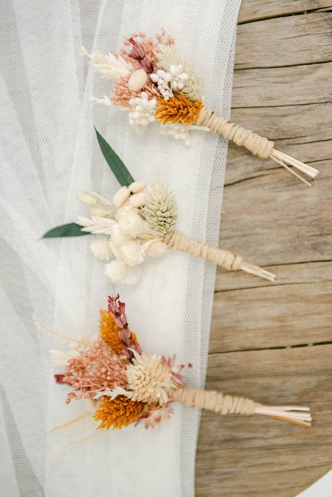 Boutonniere de flores secas para novio | Prendedor floral para boda (Pack de 2)
