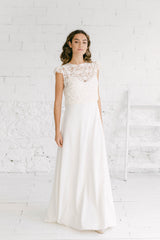 Novia de pie y de cuerpo entero. Luce por delante un vestido espalda descubierta para novia. Perfecto para darle un toque de sensualidad