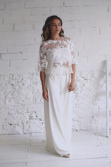 Video de chica vestida de novia con traje de novia pantalón con crop top manga tres cuartos y espalda abierta.