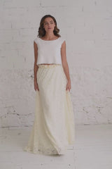 Modelo con falda de novia informal en encaje de flores crema. Modelo girando falda para darle increíble vuelo a su falda de novia.