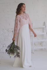 Video de novia en movimiento. Lleva un vestido lencero maravilloso que combina con una capa de encaje rosa cuarzo. Es un cojunto para todas las que buscan un vestido moderno novia perfecto.