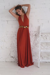 Modelo con vestido largo color terra/terracota. Precioso vestido largo con escote en V y espalda abierta con lazos en X.