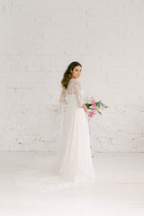 Modelo luciendo un maravilloso abrigo de novia