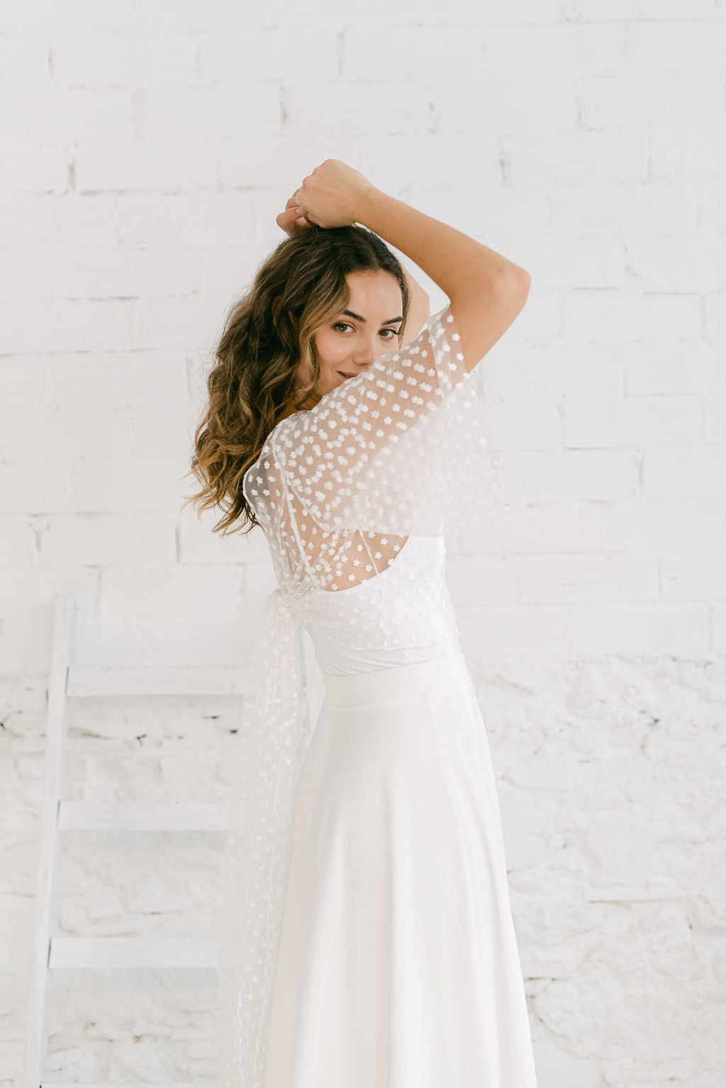 Preciosa novia con un vestido minimalista complementado con un bolero de novia