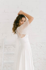 Preciosa novia con un vestido minimalista complementado con un bolero de novia