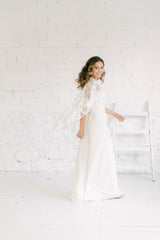 Modelo luciendo una capa de novia de tul floreado preciosa