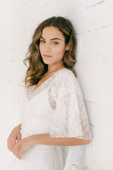 Modelo vestida de novia con chaqueta de novia boho