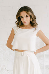 Moldeo con crop top de novia en tejido crepe. Combina este accesorio minimalista con unos pantalones palazzo