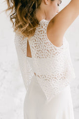 Modelo vestida como novia llevando un precioso crop top para novia sin mangas