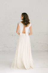 Conjunto de novia dos piezas que combina una falda larga con flores y un crop top sencillo de novia