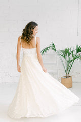 Modelo de espaldas luciendo el amplio vuelo y el mágico movimiento de su falda de encaje informal