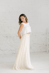 Novia de perfil y sonriente con una falda de encaje novia informal