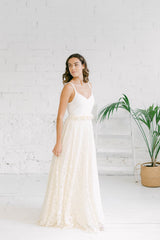 Precioso conjunto informal para novia que mezcla una falda con encaje con un top de tirantes