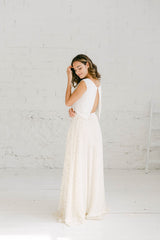 Modelo vestida como novia informal combinando un crop top con una falda de encaje maravillosa