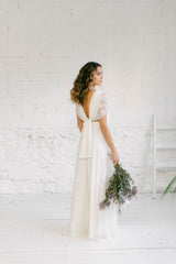 Modelo mostrando la espalda de su mono de encaje. Se trata de un modelo para novia