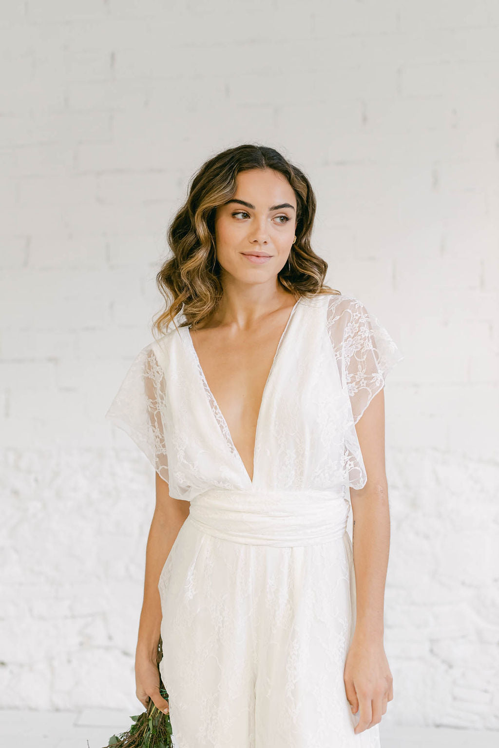 Mono de novia de encaje. El modelo es convertible y lleva pantalones palazzo