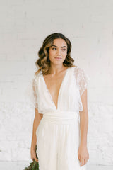 Mono de novia de encaje. El modelo es convertible y lleva pantalones palazzo