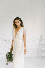 Modelo vestida como una novia llevando un mono convertible con pata ancha