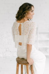 Novia sentada con falda larga, tube top y top de novia