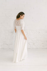 Novia luciendo un vestido boho que consiste en un modelo lencero y un bolero convertible de encaje