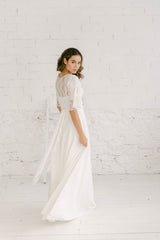 Modelo mirando a cámara con un vestido sencillo boho y una torera