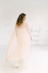 Modelo vestida de novia civil luciendo un súper elegante palazzo con una capa maxi espectacular