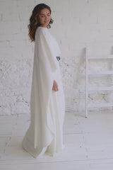 Video de novia en movimiento. Lleva un vestido lencero maravilloso que combina con una capa de crepe ivory. Es un cojunto para todas las que buscan un vestido moderno novia perfecto.