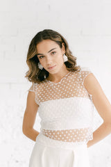 foto ampliada de modelo con vestido de novia dos piezas con crop top de encaje de florecitas blancas