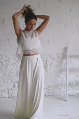 modelo chica con vestido de novia pantalon dos piezas con crop top sin mangas en tela de margaritas doradas.