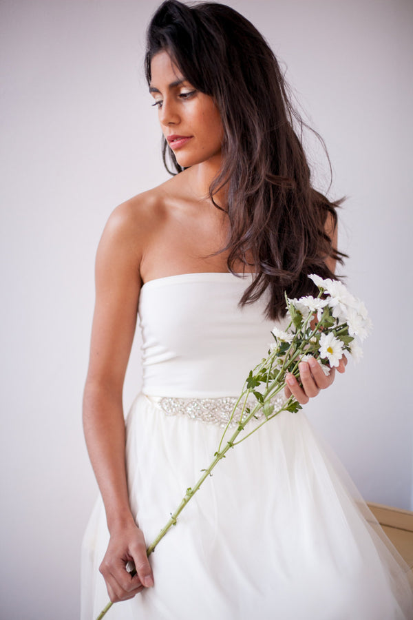 Modelo de frente luciendo un top para vestido de novia blanco