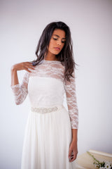 Vista de la modelo con el top para vestido de novia blanco y un bolero de encaje blanco