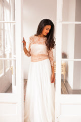 Fotografía de la modelo con el top para vestido de novia blanco y un bolero de encaje beige