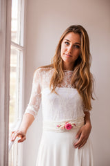 Vestido de novia asimetrico con mangas