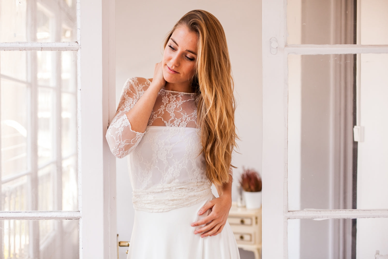 Vestido de novia asimetrico con mangas