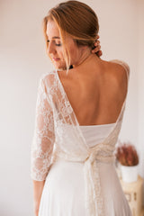 Vestido de novia asimetrico con mangas