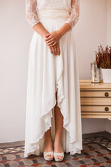 Vestido de novia asimetrico con mangas