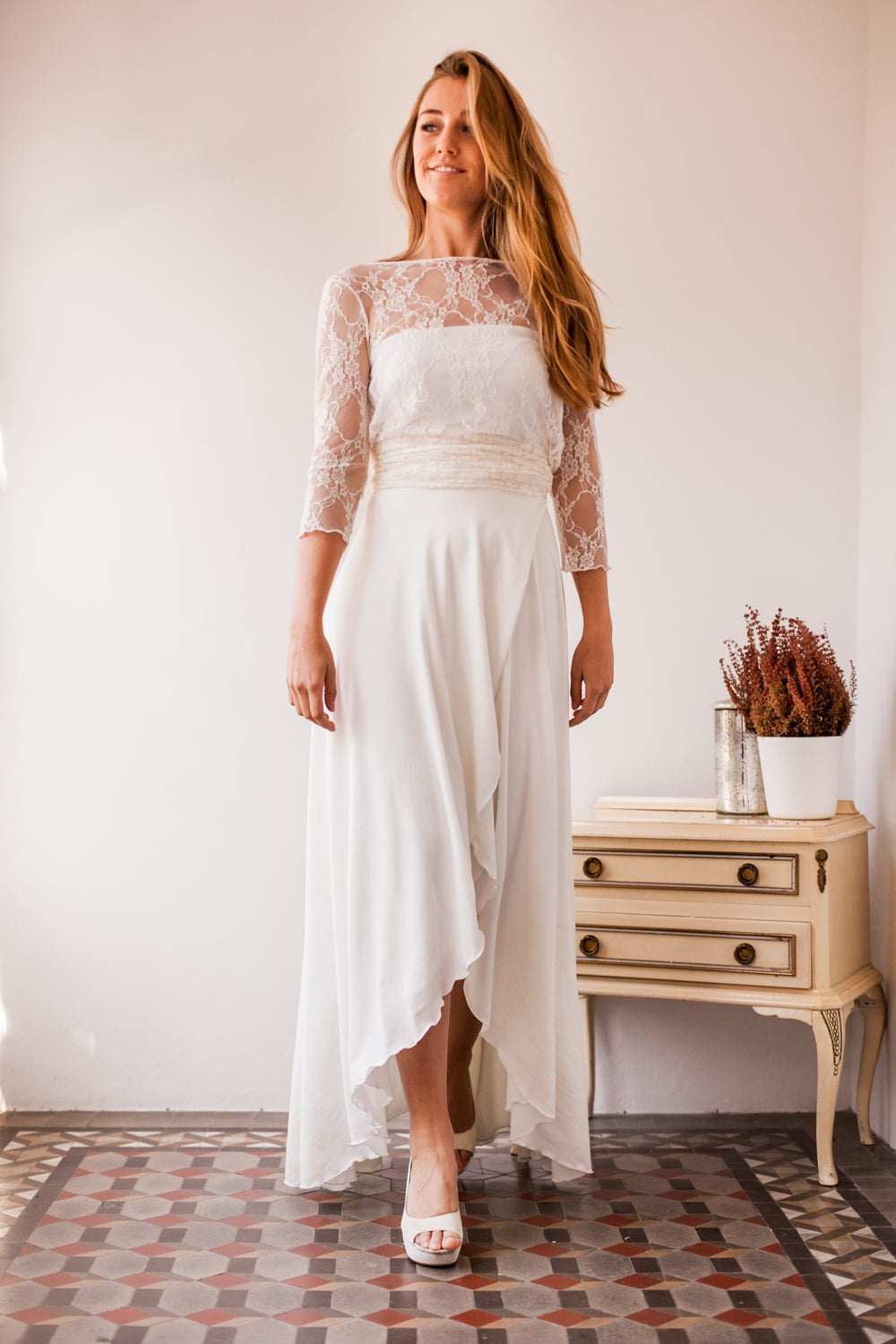 Vestido de novia asimetrico con mangas