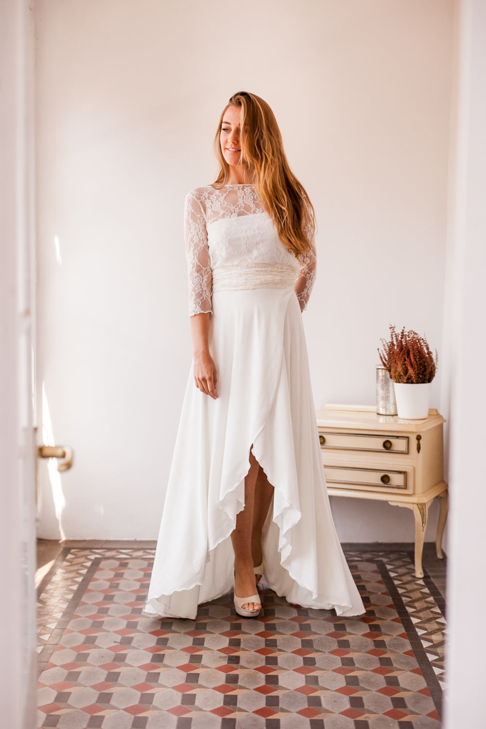 Vestido de novia asimetrico con mangas