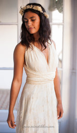 Perfil de la novia en su vestido de encaje champagne, ligeramente de costado
