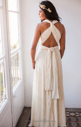 Una imagen desde la espalda del vestido de novia con un diseño único con tiras cruzadas
