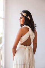 Vista trasera del vestido de novia con encaje. Sus tiras de entrelazan en la espalda de la novia