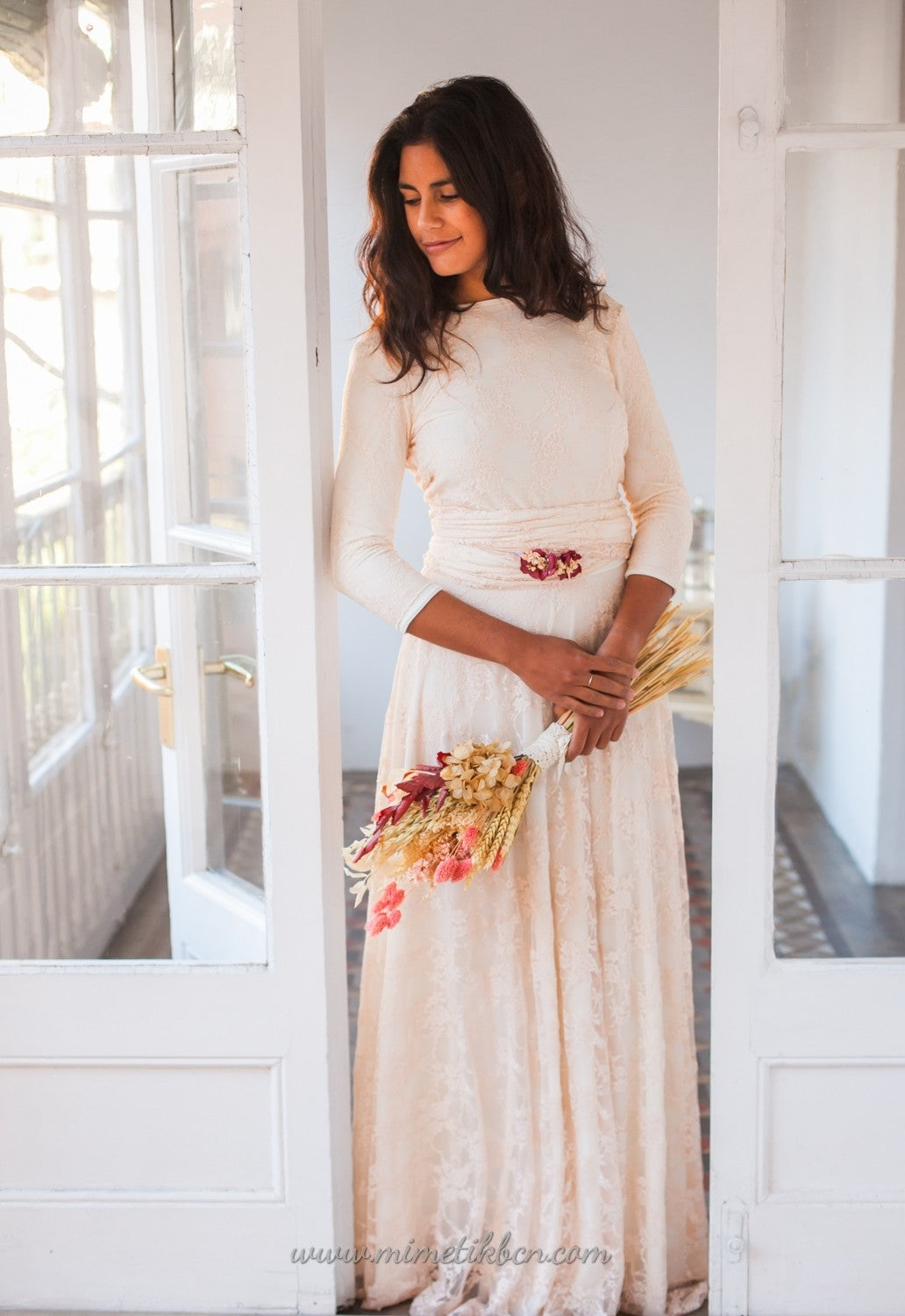 Vestido de novia de encaje rosa cuarzo con manga