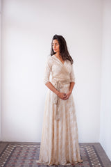 Vestido de encaje dorado con manga tres cuarto