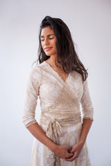 Vestido de encaje dorado con manga tres cuarto