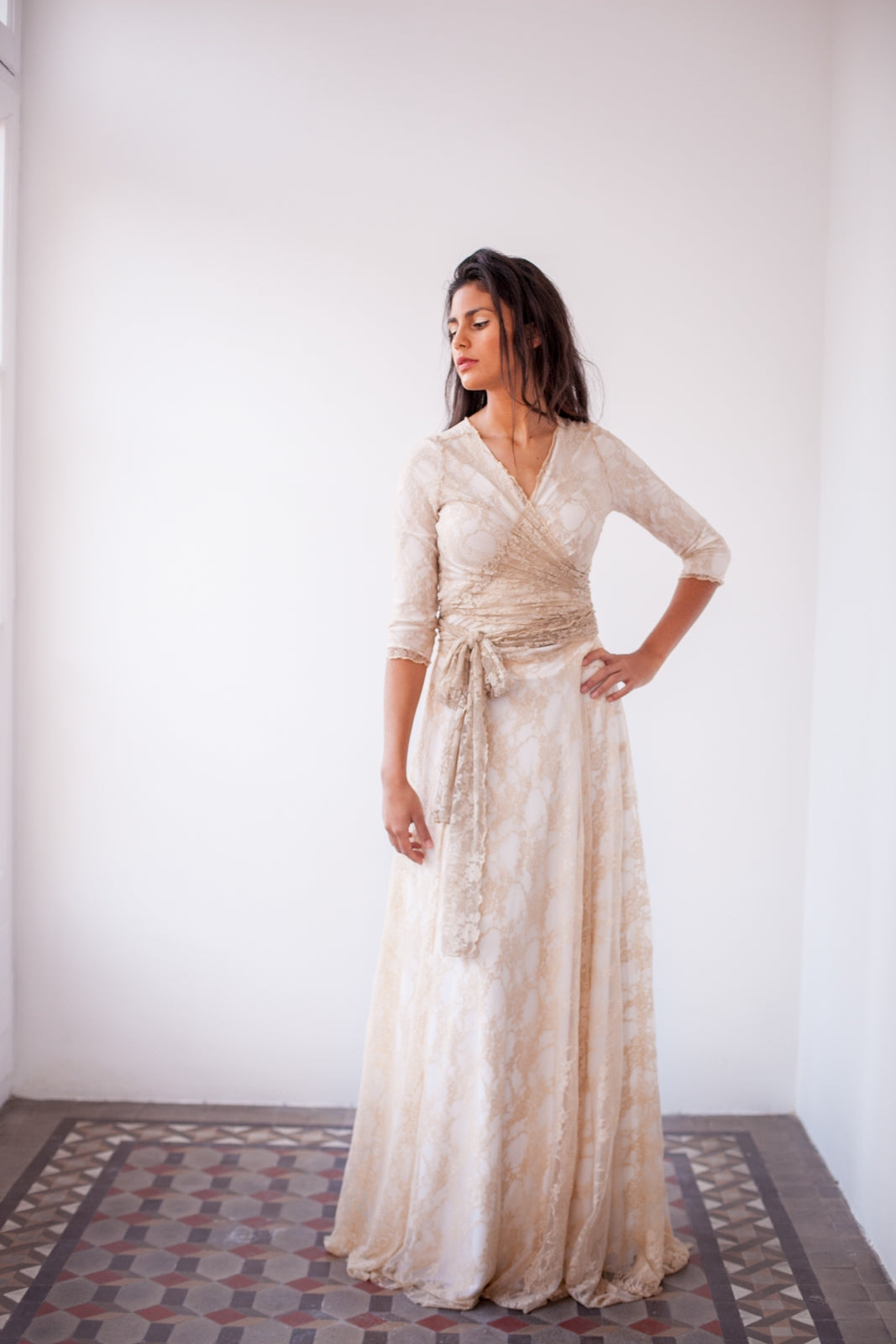 Vestido de encaje dorado con manga tres cuarto