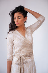 Vestido de encaje dorado con manga tres cuarto