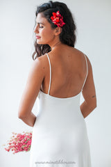 Perspectiva trasera de una novia deslumbrante luciendo el vestido de novia Marie en blanco, con tirantes, resaltando la elegancia del diseño