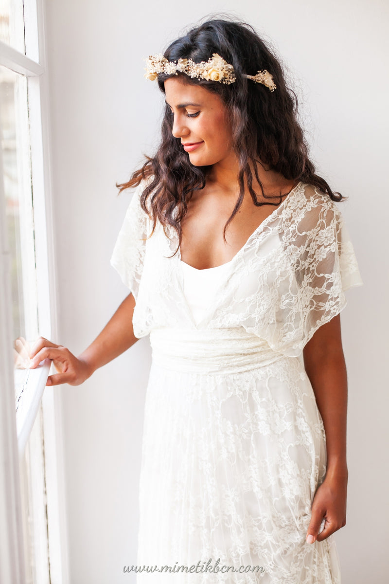 Detalle frontal del vestido de novia blanco con sobrevestido de encaje, resaltando la armoniosa combinación entre elegancia y comodidad